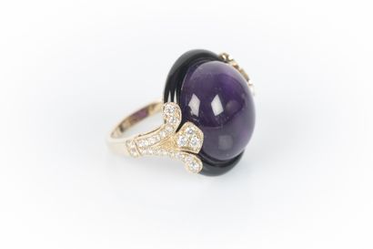 Bague en or sertie d'une améthyste ronde...