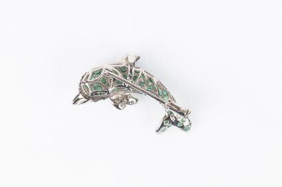 Broche dauphin en or gris pavée d'émeraudes...