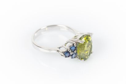 Bague en or blanc sertie d'un péridot ovale...