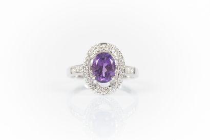Bague or blanc sertie d'une améthyste ovale...