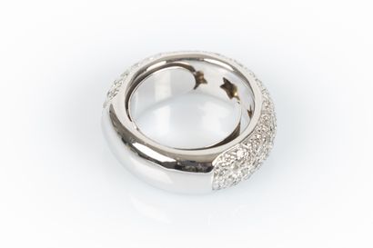 Band ring in white gold paved with round...