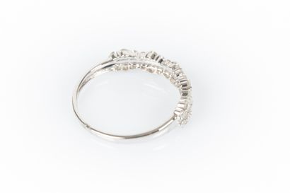 Bague en or gris sertie de deux lignes diamants....