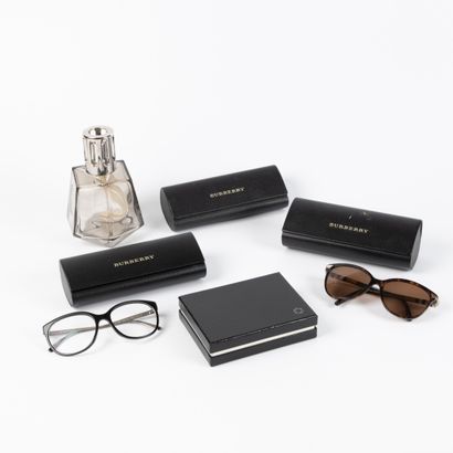 BURBERRY. Paire de lunettes de vue et une...