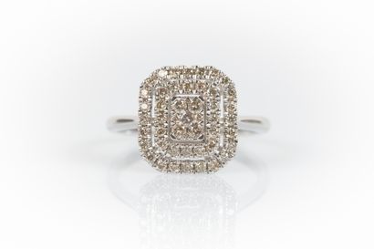 Bague à pans coupés en or blanc sertie de...