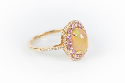 Bague en or jaune sertie d'une opale ovale...