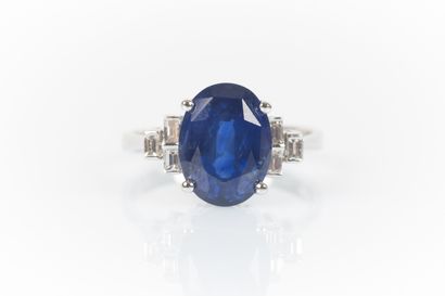 Bague en or blanc sertie d'un saphir de Ceylan...