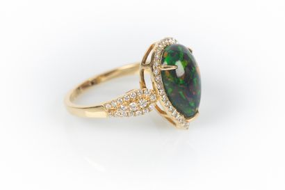 Bague en or sertie d'une opale poire cabochon...