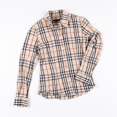 BURBERRY. Chemisier motif tartan. Taille...