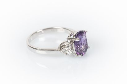 Bague en or gris sertie d'une améthyste ovale...