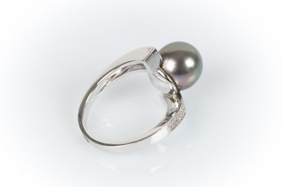 White gold ring holding a 10/10.5 mm Tahitian...