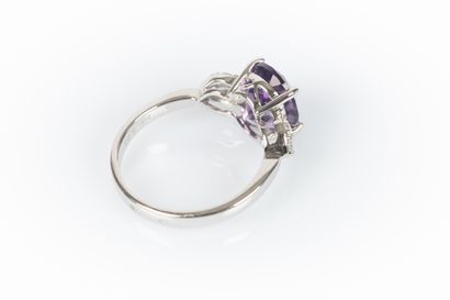 Bague en or gris sertie d'une améthyste ovale...