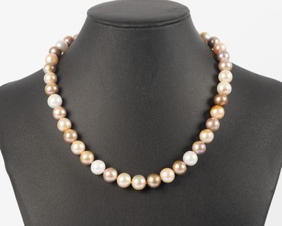 Necklace of natural cultured pearls, diam....