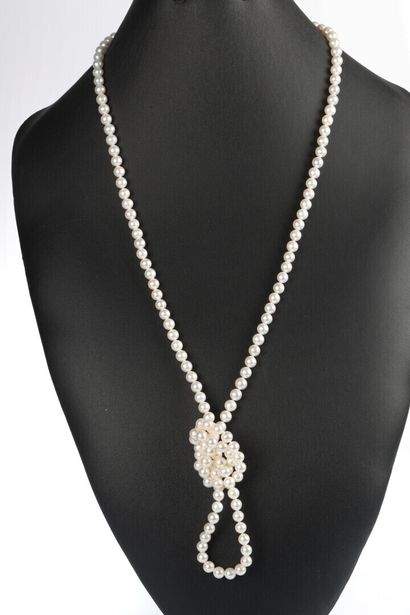 Cultured pearl long necklace. Average diameter...