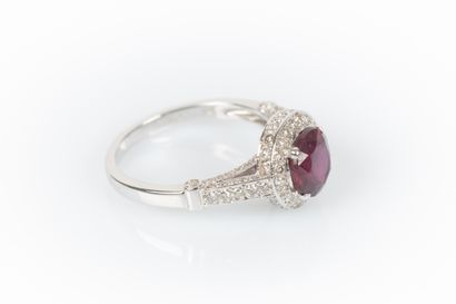 Bague en or gris sertie d'un rubis rond pesant...