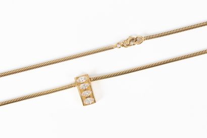 Gold necklace, the tubogas chain holding...