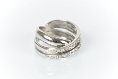 Bague en or blanc 3 anneaux croisés dont...