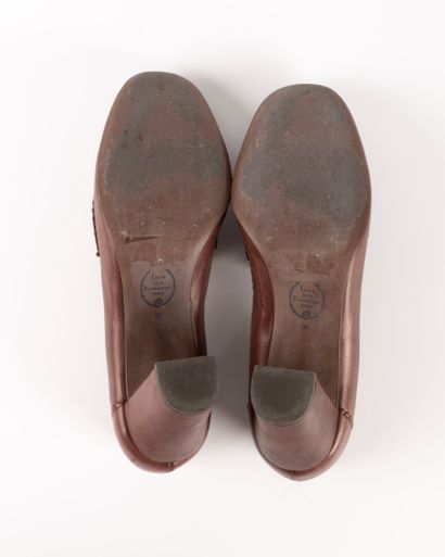 INES DE LA FRESSANGE. Pair of brown leather...