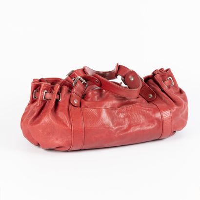 GERARD DAREL. Sac à main en cuir rouge. Dust...