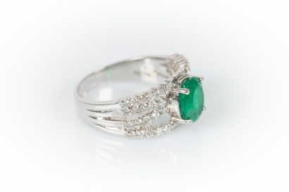 Bague en or gris sertie d'une émeraude ovale...