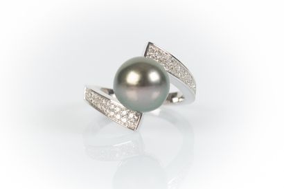 White gold ring holding a 10/10.5 mm Tahitian...