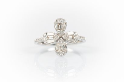 Bague trèfle à 4 feuilles en or gris sertie...