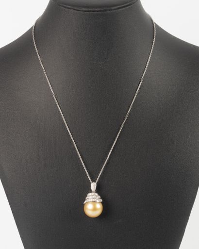 Pendentif en or blanc soutenant une importante...