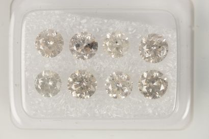 Lot consisting of 8 modern-cut round diamonds...