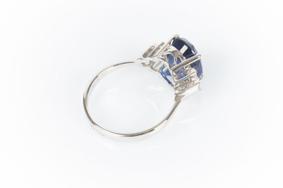 Bague en or blanc sertie d'un saphir de Ceylan...