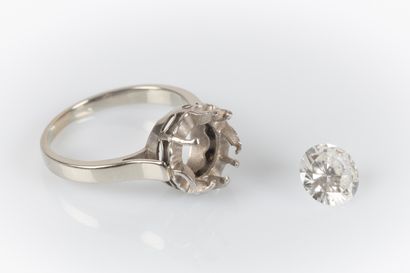 Solitaire ring in white gold and platinum...