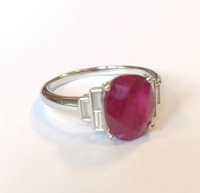 Bague or blanc centrée d'un rubis ovale naturel...