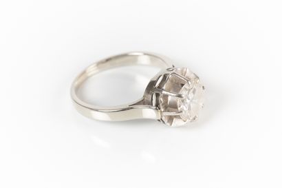 Solitaire ring in white gold and platinum...
