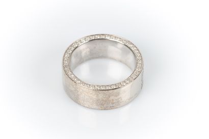 Modern ring in white gold decorated with...