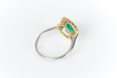 Two-tone gold ring set with a natural Colombian...