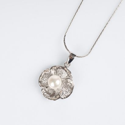 Flower pendant with 7 mm natural cultured...