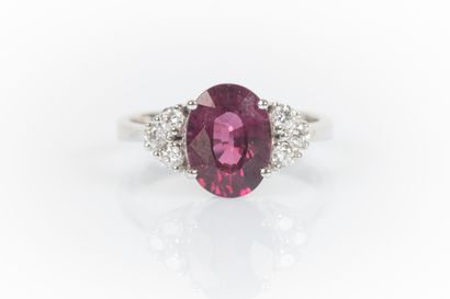 Bague en or blanc sertie d'un grenat rhodolite...