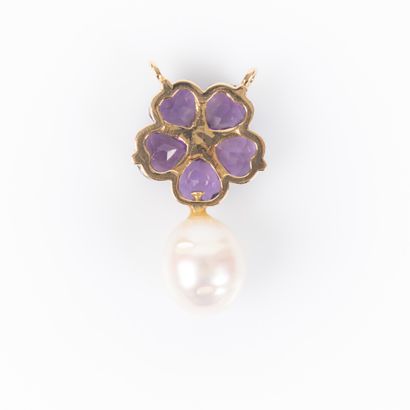 Yellow gold pendant adorned with a Baroque-style...