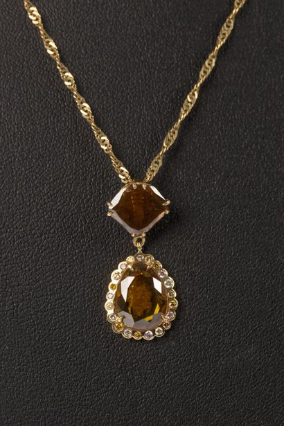 Pendentif en or Jaune orné d'un diamant taille...
