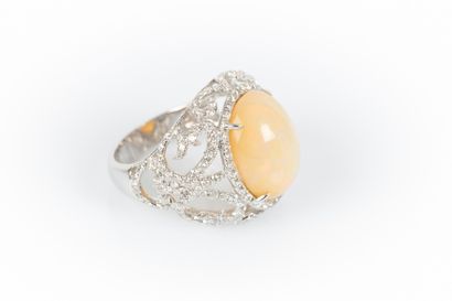 Large white gold ring set with an oval cabochon...