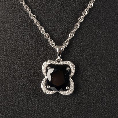 Pendentif en or blanc serti d'un saphir ovale...