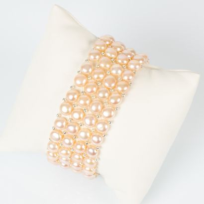 Salmon-colored 4-row cultured pearl bracelet....