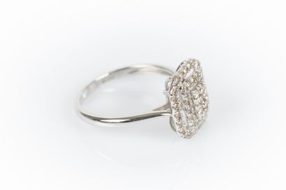 Bague à pans coupés en or blanc sertie de...