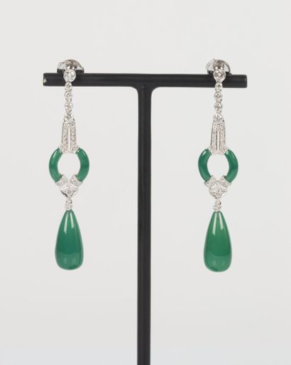Pair of Art Deco style earrings in white...