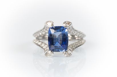 4-rings white gold jewelry ring holding a...