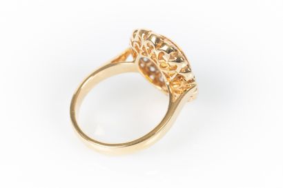 Bague marguerite en or jaune sertie d'un...