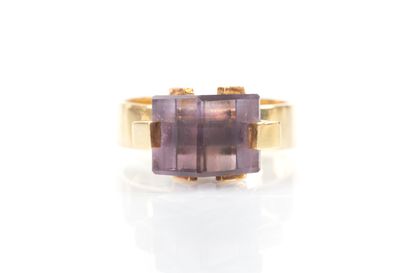 Gold ring set with a cubic-cut amethyst (side...