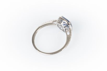 White gold ring set with a cushion-cut sapphire...