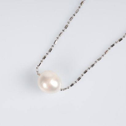 Pendentif orné d'une perle de culture sur...