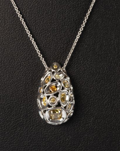 Pendentif en forme de poire en or blanc serti...