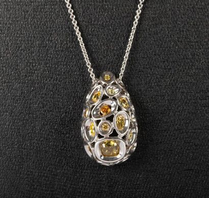 Pendentif en forme de poire en or blanc serti...