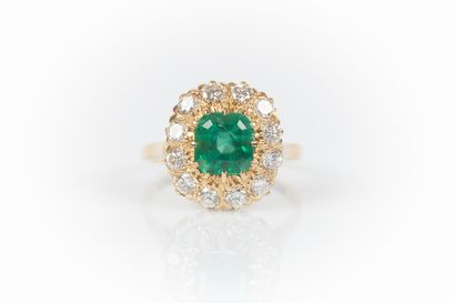 Yellow gold Pompadour ring set with an emerald...